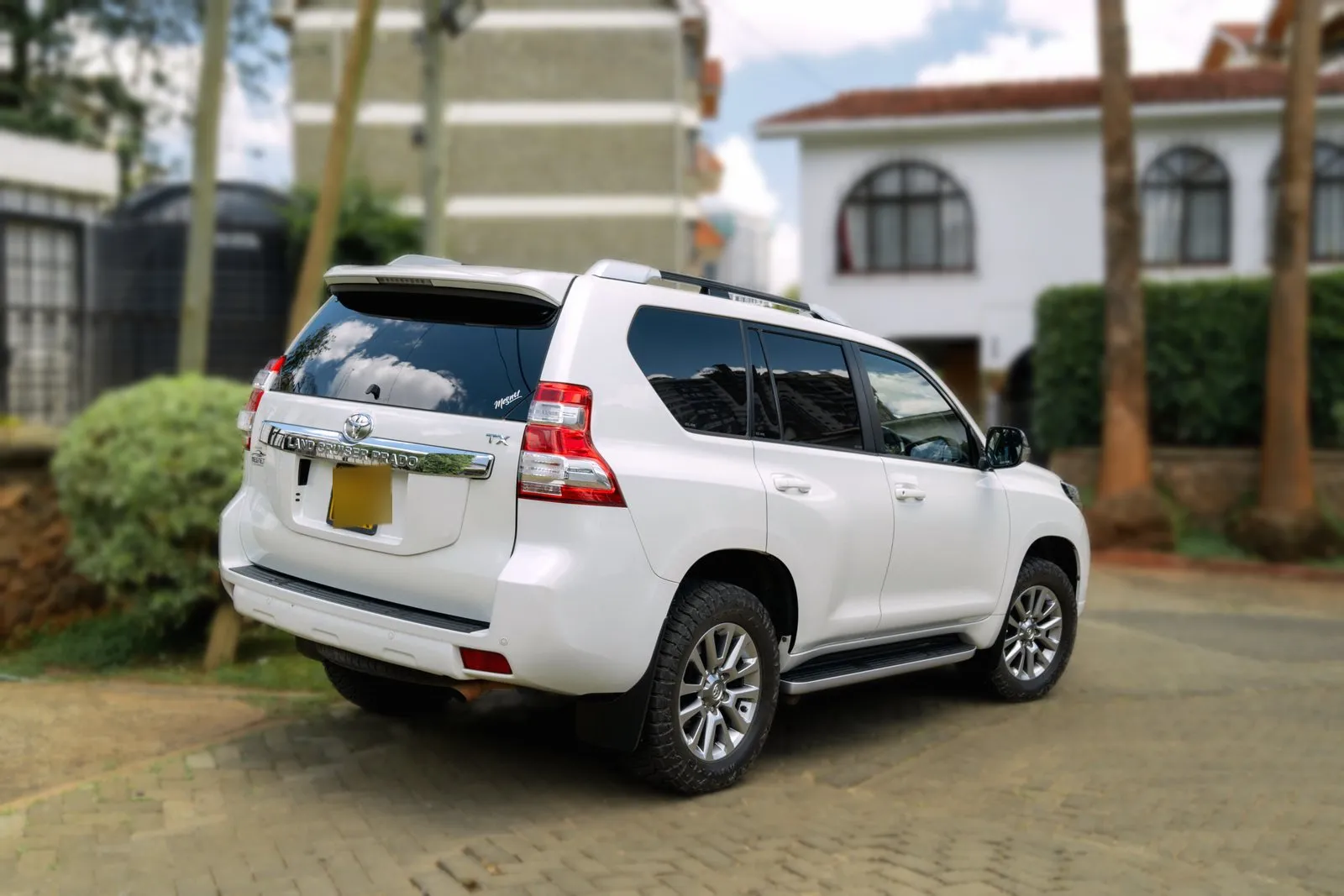 Prado from the rear three-quarter on the driveway